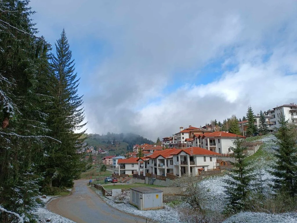 Панорама към комплекс Планински перли, където се намира Villa Victoria